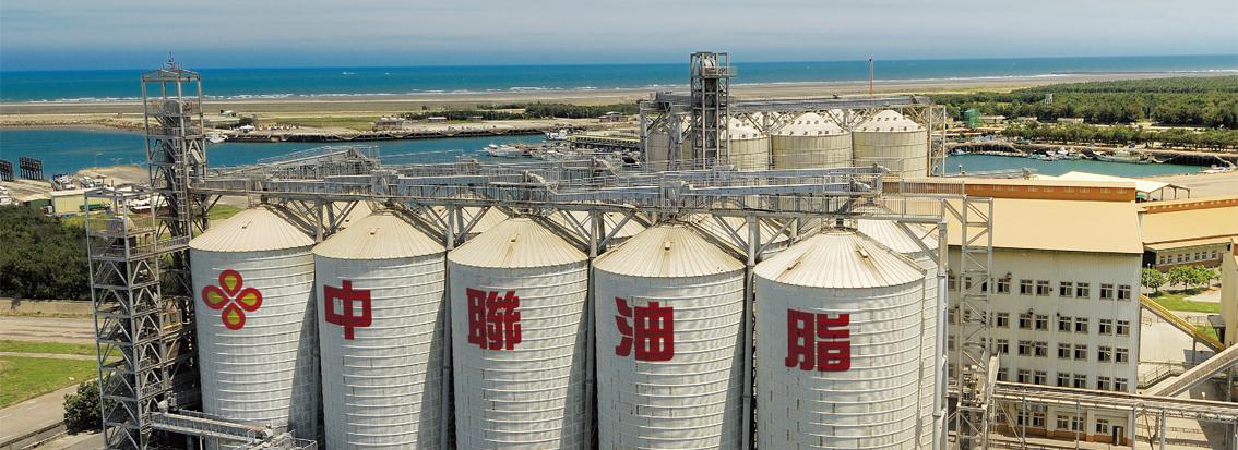 台中市府澄清，當天召開的是油品事件原因分析及改善報告討論會議，出席名單不僅有中聯公司代表，還包含多位專家學者、台中市食安處以及中央食藥署的人員。會議的核心主要聚焦於油品異常的污染原因分析。 圖：翻攝自中聯油脂公司官網 