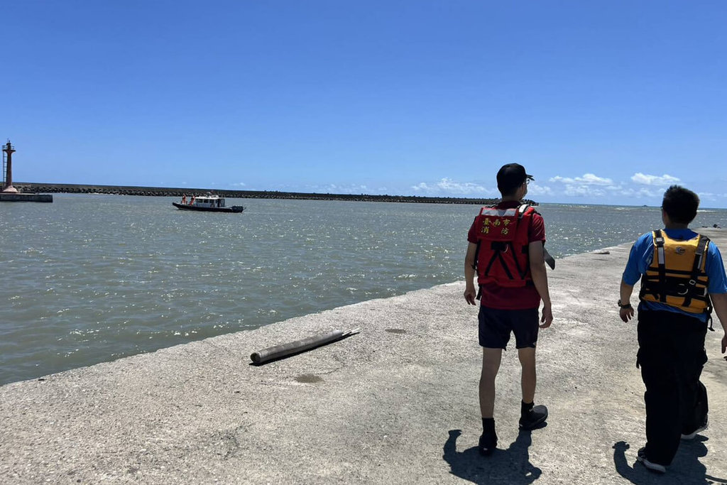 台南青山漁港漁筏翻覆 1男子落海失蹤
