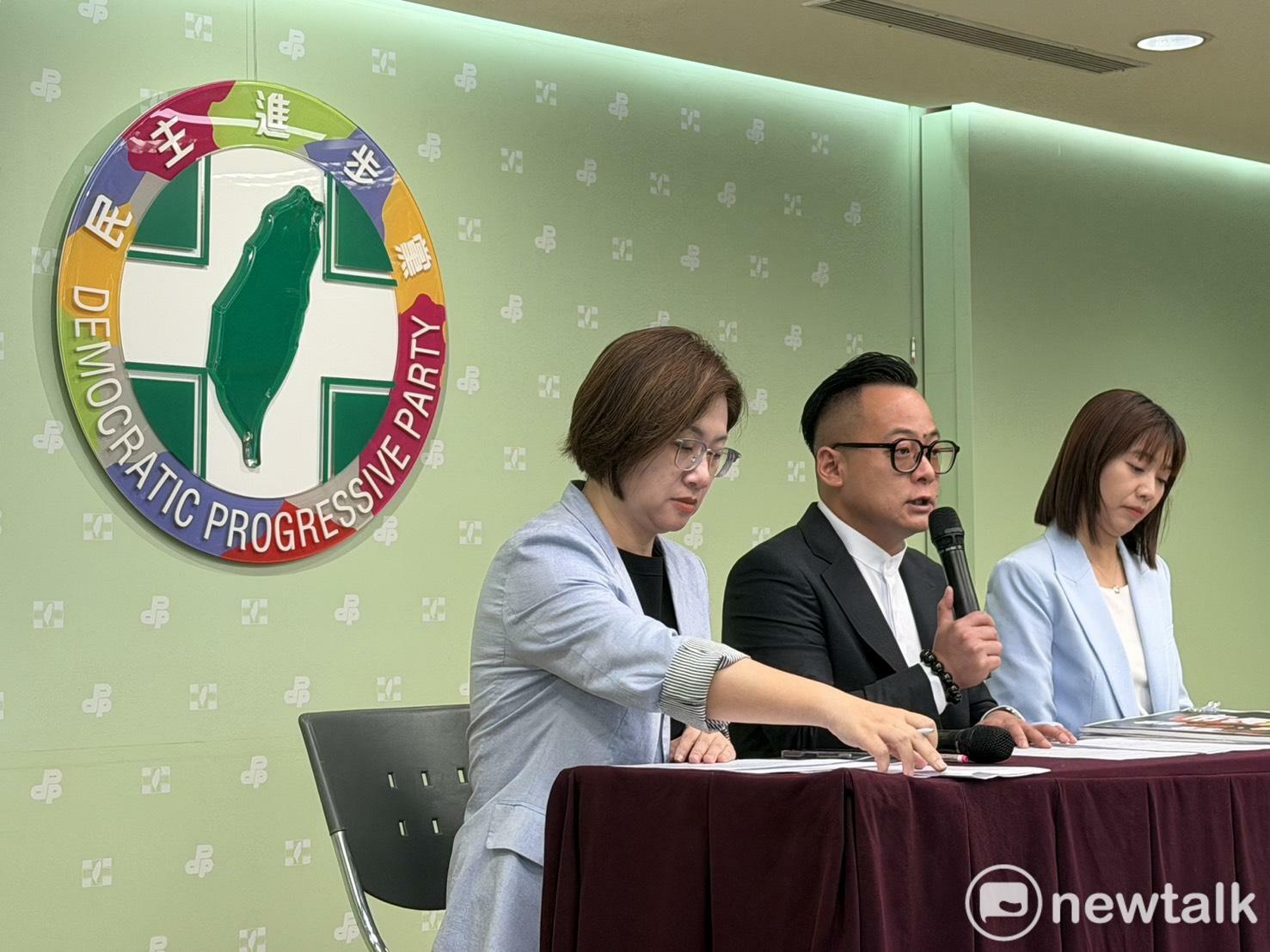  童子瑋召開「基隆幼兒園虐童案」記者會，立委陳培瑜、張雅琳陪同出席。 圖：高逸帆／攝 