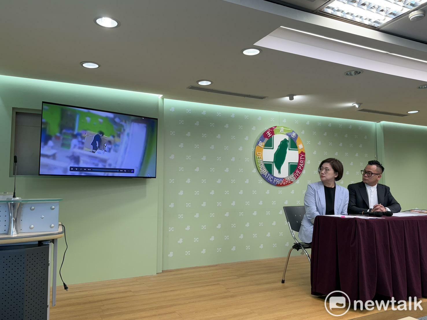  記者會前播放15秒兒童受虐影片。 圖：高逸帆／攝 
