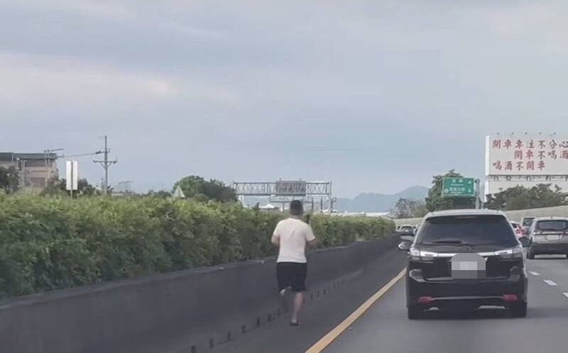 國道內側路肩驚見拖鞋男跑步!網:名符其實的跑路 警要開罰了