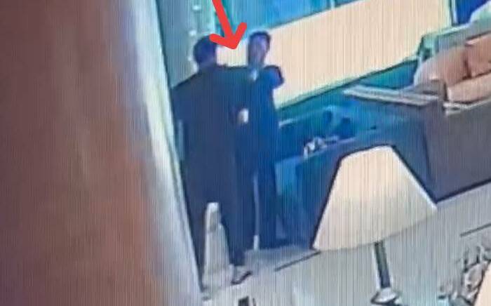 (影)攻擊矢板明夫畫面曝光 嫌犯戴鴨舌帽體型壯碩