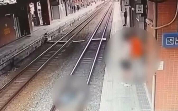 離譜父母鬆手嬰兒車衝下鐵軌!2歲嬰兒滿臉血 網驚:太扯了