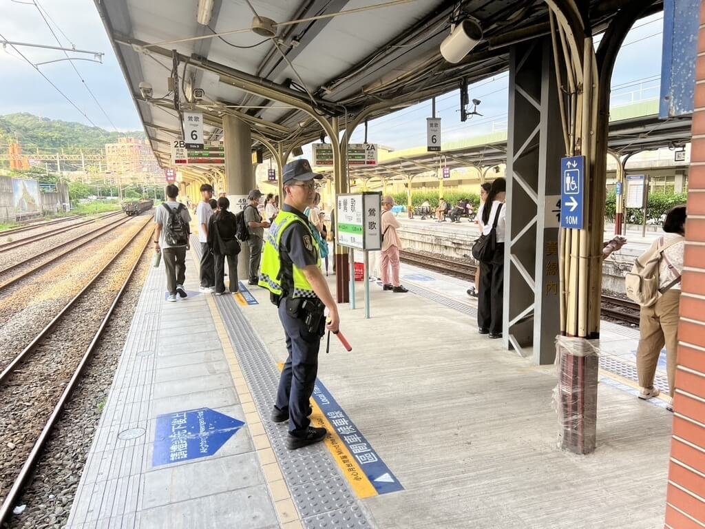 嬰兒車滾落鐵軌引驚嚇 粗心父母遭函送裁罰