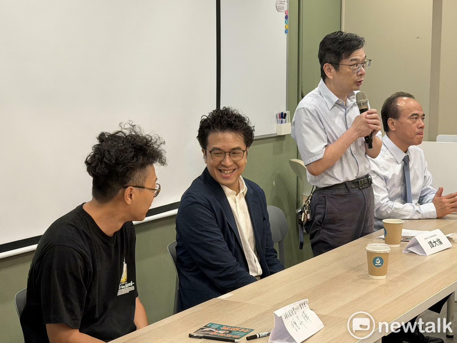  獸醫師公會全聯會理事長譚大倫（右二）說，他之前在大安森林公園散步都是老鼠。 圖：高逸帆／攝 