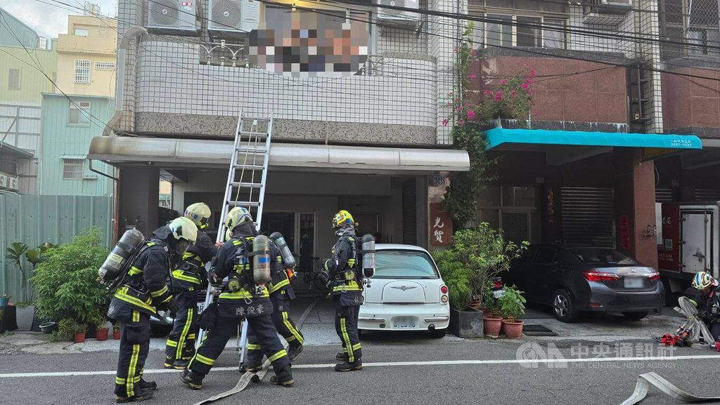 台中大里透天厝清晨火警 受困5人救出其中3嗆傷送醫