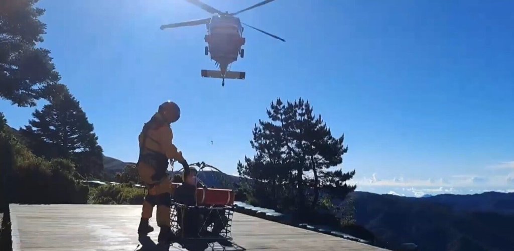 山友高山症 空勤直升機清晨飛嘉明湖山屋吊掛送醫
