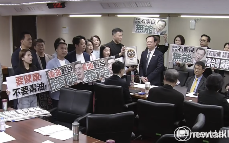 石崇良遭藍委包圍批「毒油害台」! 林沛祥送「苯駢芘油桶」嗆下台