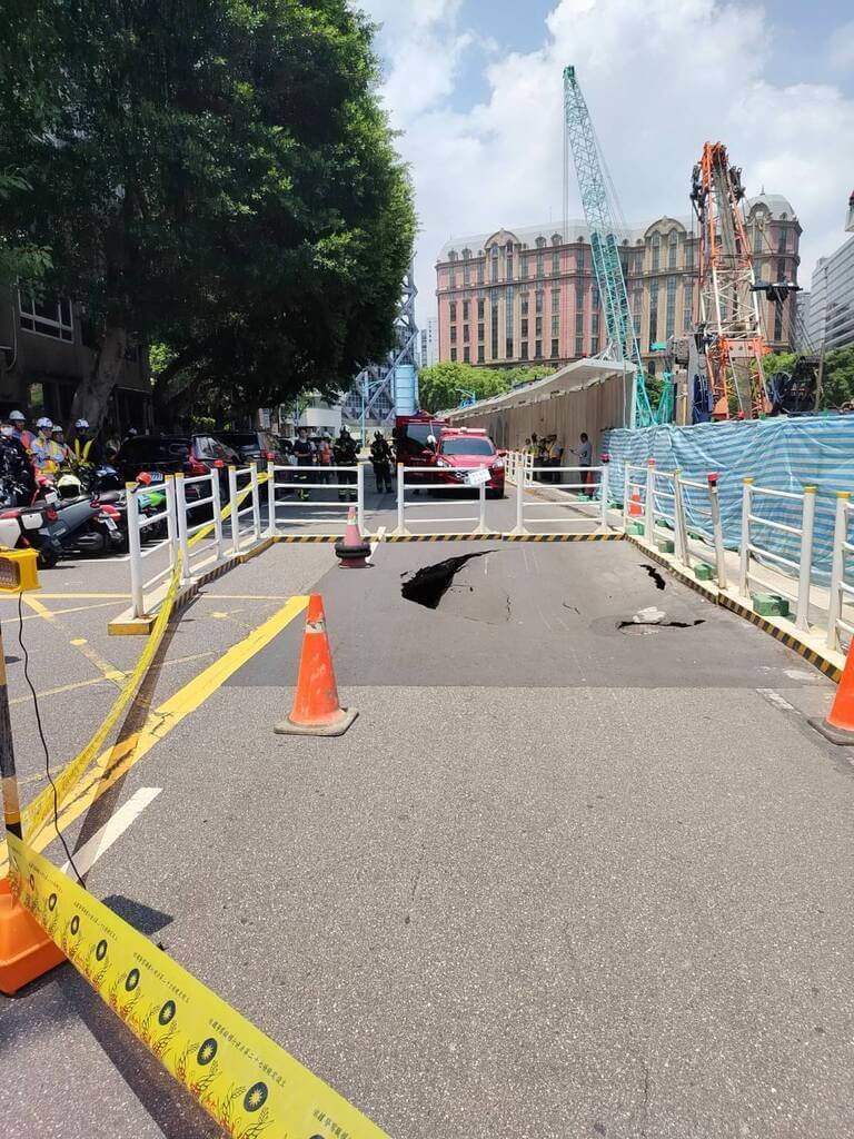 北市敦化北路現天坑、瓦斯外洩 緊急疏散民眾