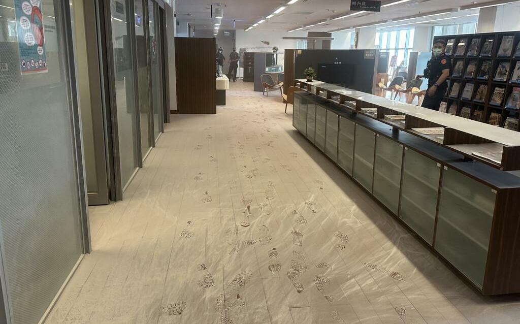 高雄大東圖書館女子失控!持滅火器狂噴 一查竟是通緝犯