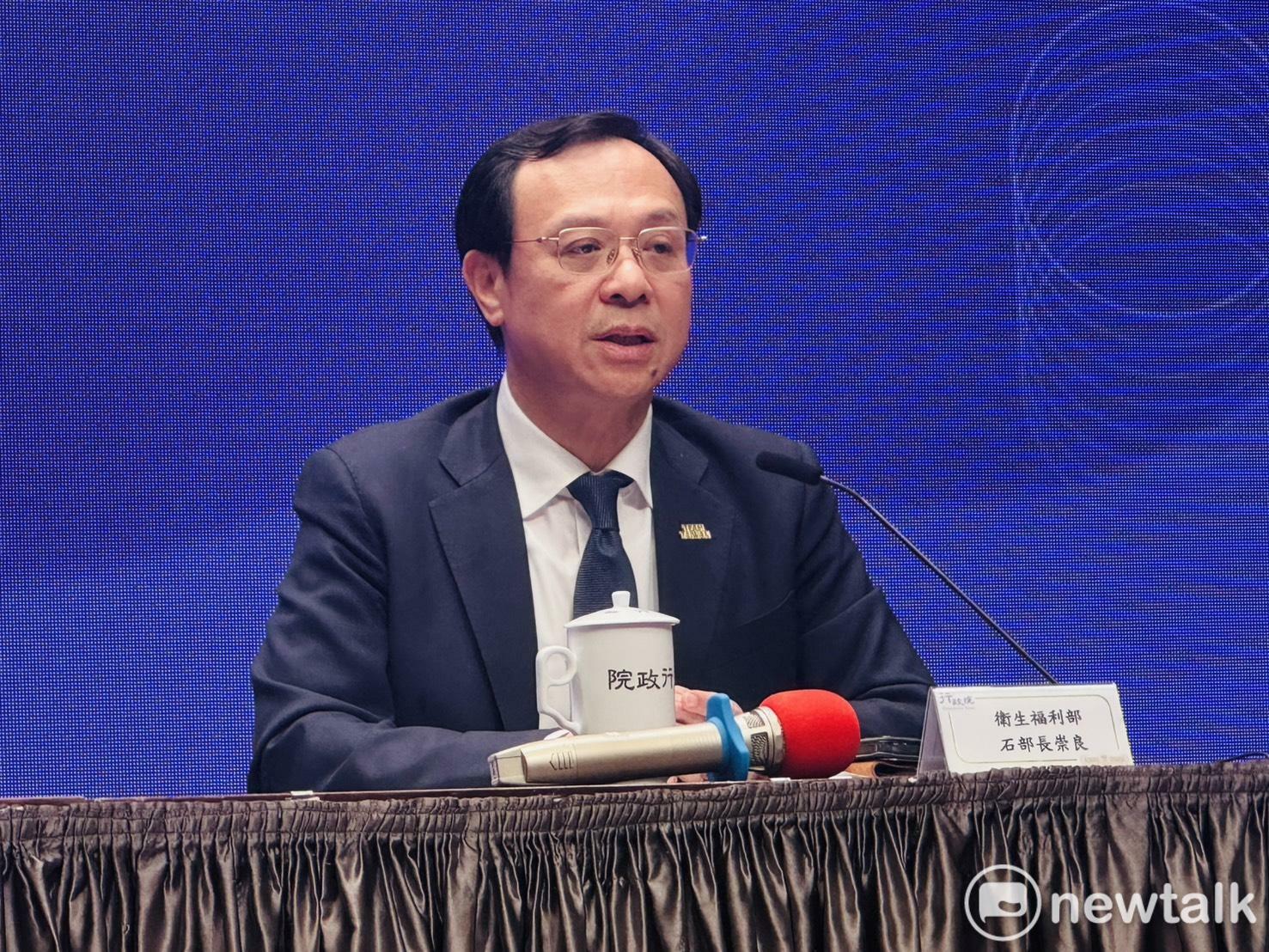  衛福部長石崇良（9）天列席行政院會後記者會，宣布中聯油脂於4、5、6月生產的其他油品，以及衍生相關第一層、第二層產品全面預防性下架。 圖：謝莉慧/攝 