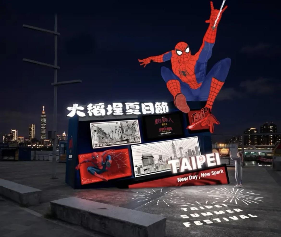  蔣萬安主動拋出合作邀約，提議未來兩個雙北一起來辦煙火跟無人機秀，李四川當下立刻爽快回應「好」「2026大稻埕夏日節」設置的蜘蛛人9米巨型氣偶。 圖：台北市觀傳局／提供 
