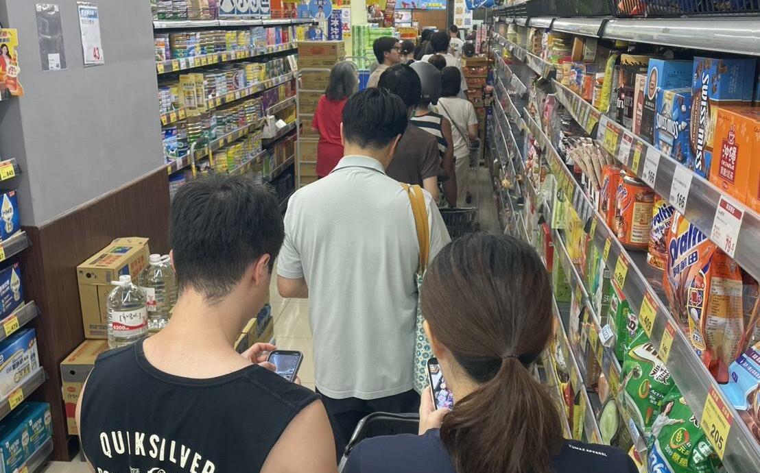 強烈颱風巴威來勢洶洶!民眾湧入賣場搶購防颱物資、結帳大排長龍
