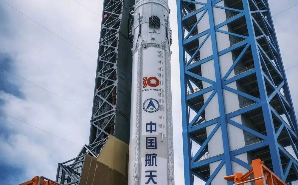 (影) 中國火箭首度「抓回自己」!挑戰SpaceX垂直著陸 長征十號B海上網捕回收