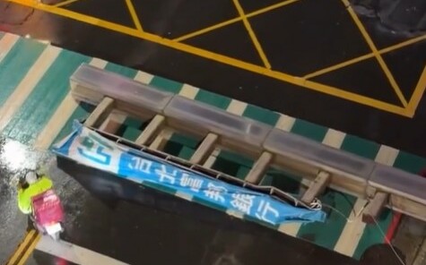 (影)三重富邦銀行招牌颱風夜砸落躺斑馬線 網友不解:風根本還沒吹