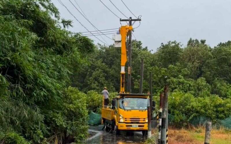 巴威強風釀多處停電!高雄、桃園約上萬戶受影響 台電仍在搶修中