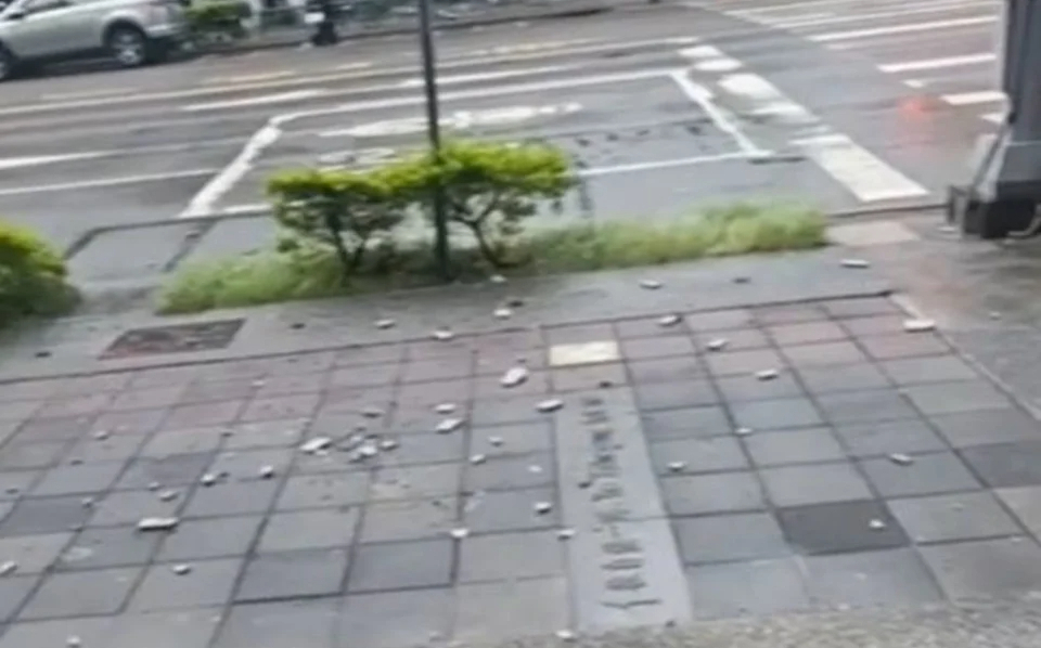 巴威風力驚人!高雄飯店磁磚崩落 路牌橫躺馬路