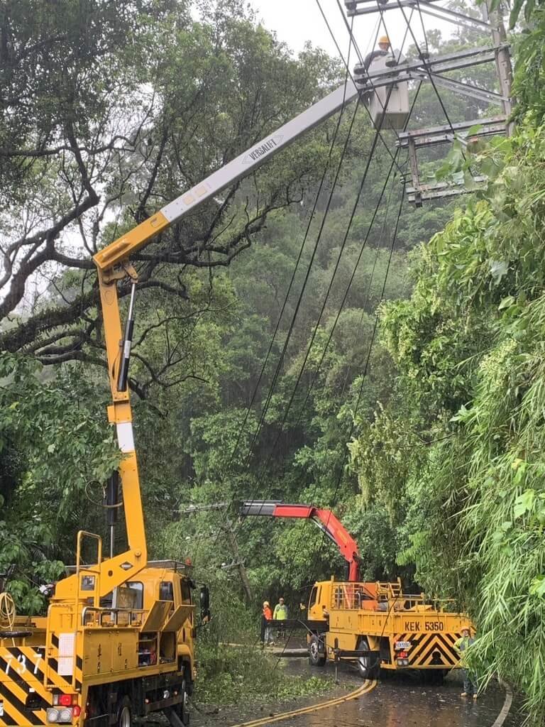 颱風巴威釀桃竹逾7千戶停電 苗栗多路段坍方封閉