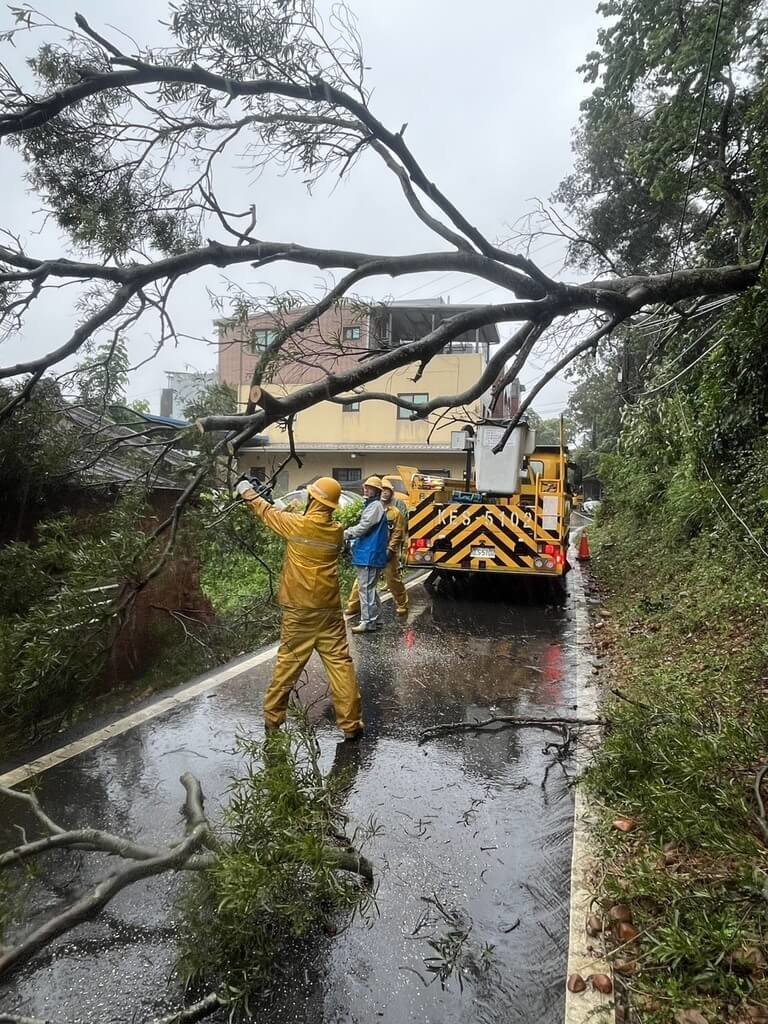 颱風巴威24萬戶停電 台電搶修逾95%復電
