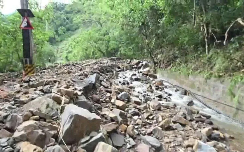 巴威颱風攜豪雨重創苗栗南庄!路基流失道路中斷 2部落12人受困