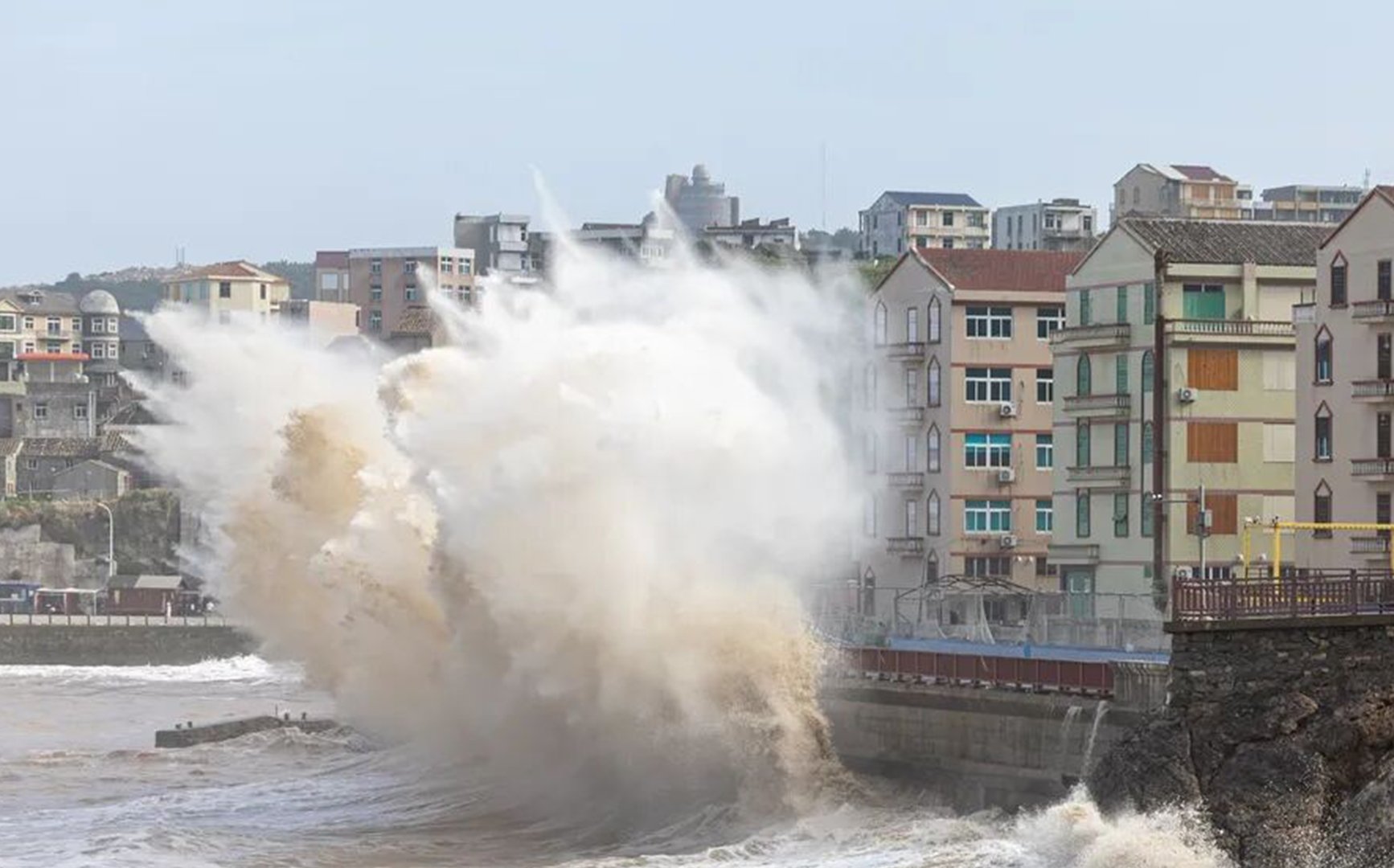 (影)洪澇席捲中國 巴威挾狂風豪雨登陸浙江沿岸 四川暴雨轎車遭泥流沖走