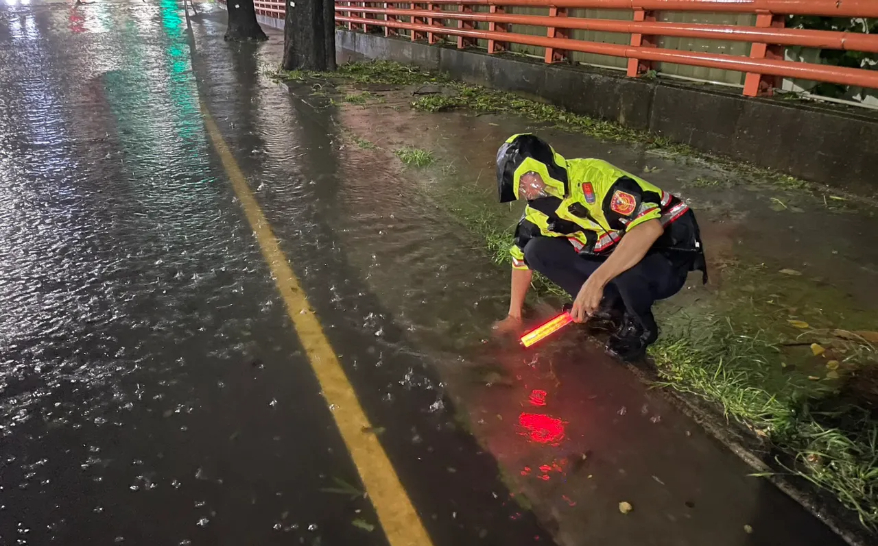 巴威颱風釀台中淹水!2警徒手清溝畫面曝 網:這不是正常畫面
