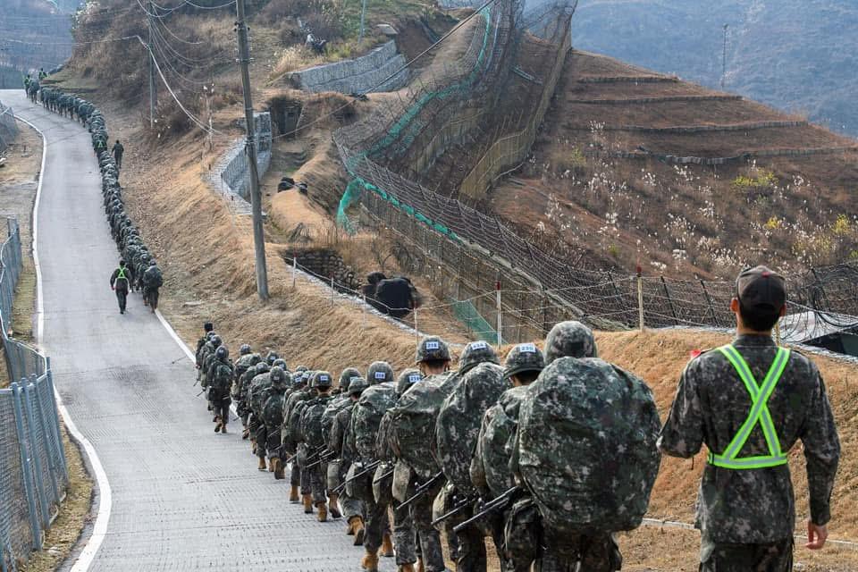  韓國軍人在南北韓非軍事區（DMZ）行軍。 圖：翻攝自대한민국 육군  FB（資料照）