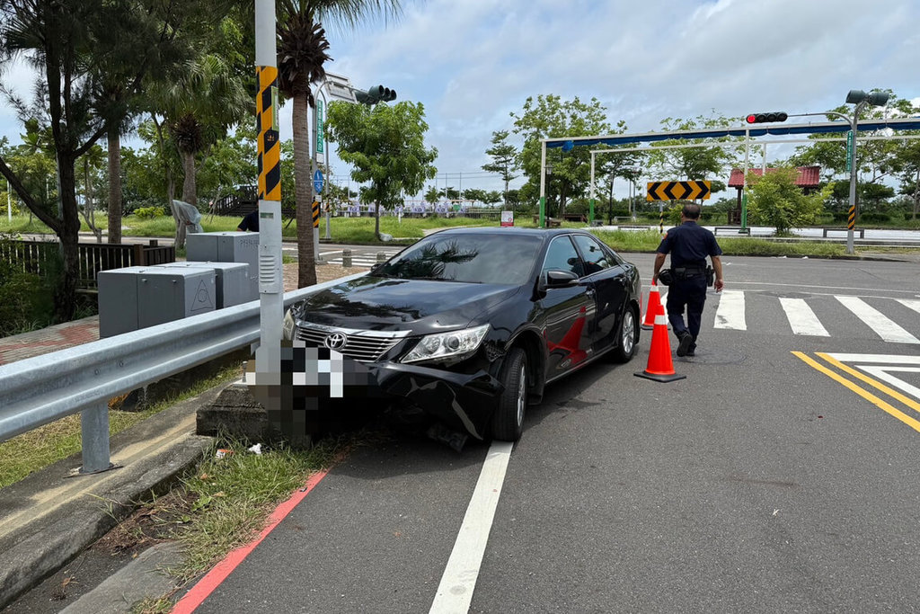 台南警攔查闖紅燈 男疑毒駕撞電桿遭送辦