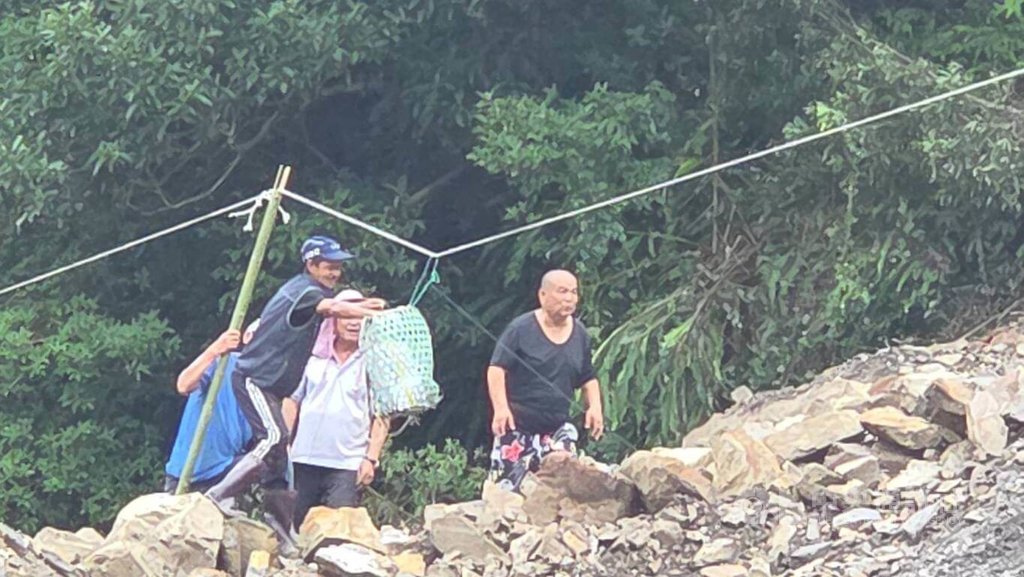 苗栗東河村風災成孤島 部落青年射箭搭繩傳物資
