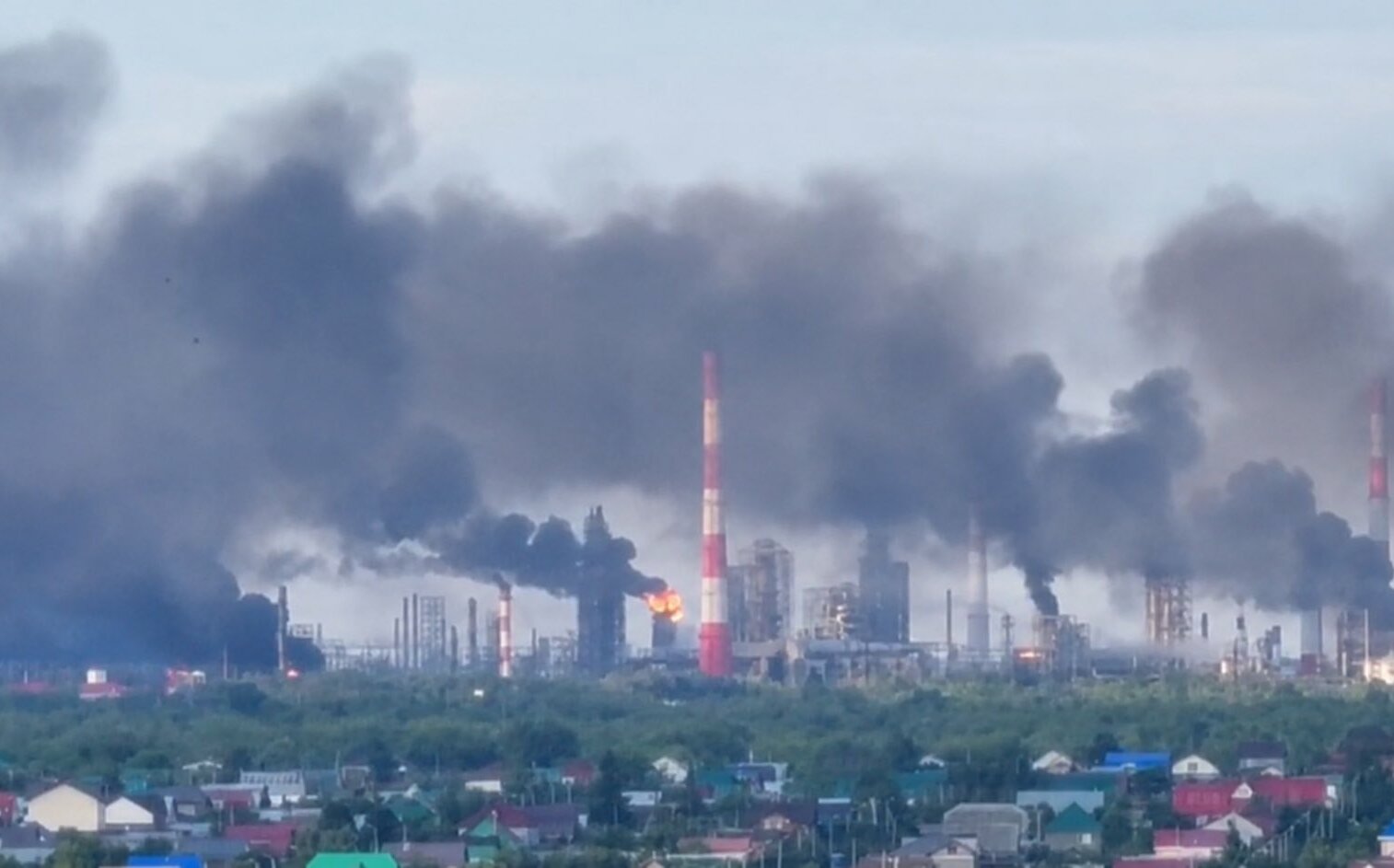 (影) 俄60能源要點七月遭打擊! 多地油庫陷入火海 民眾搶油爆群毆