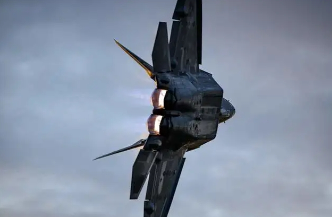  美軍F-22猛禽戰機翱翔空中的英姿。 圖 : 翻攝自環球戰略解讀 
