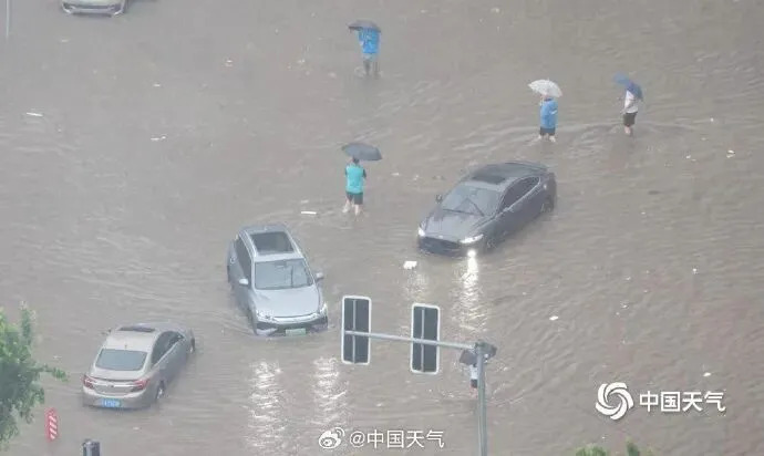  承德寬城縣遭遇洪水肆虐，多處街道汪洋一片。 圖:翻攝自騰訊網 
