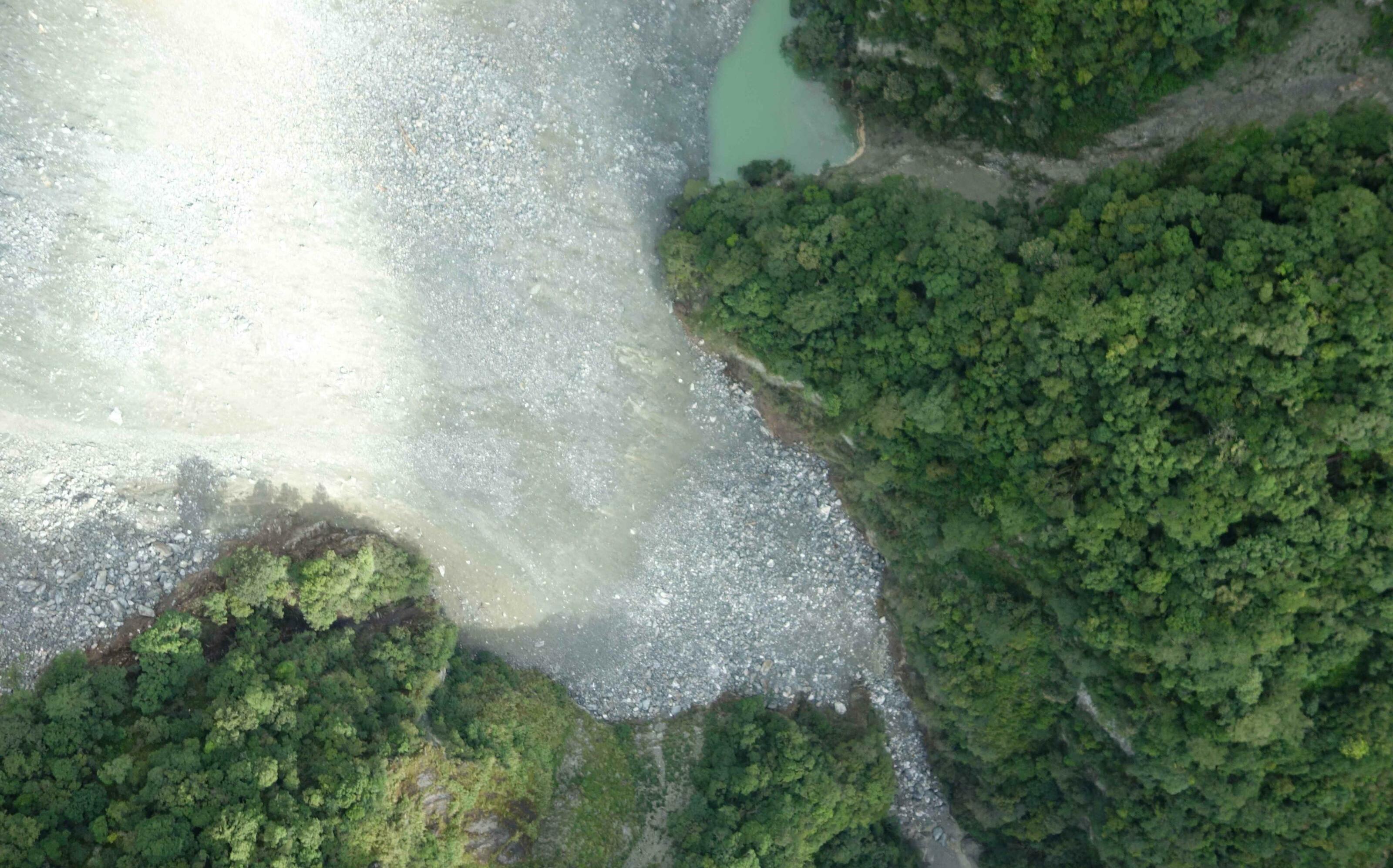 萬里溪堰塞湖恐溢流!水位距壩頂僅3公尺 農業部示警12小時內撤離