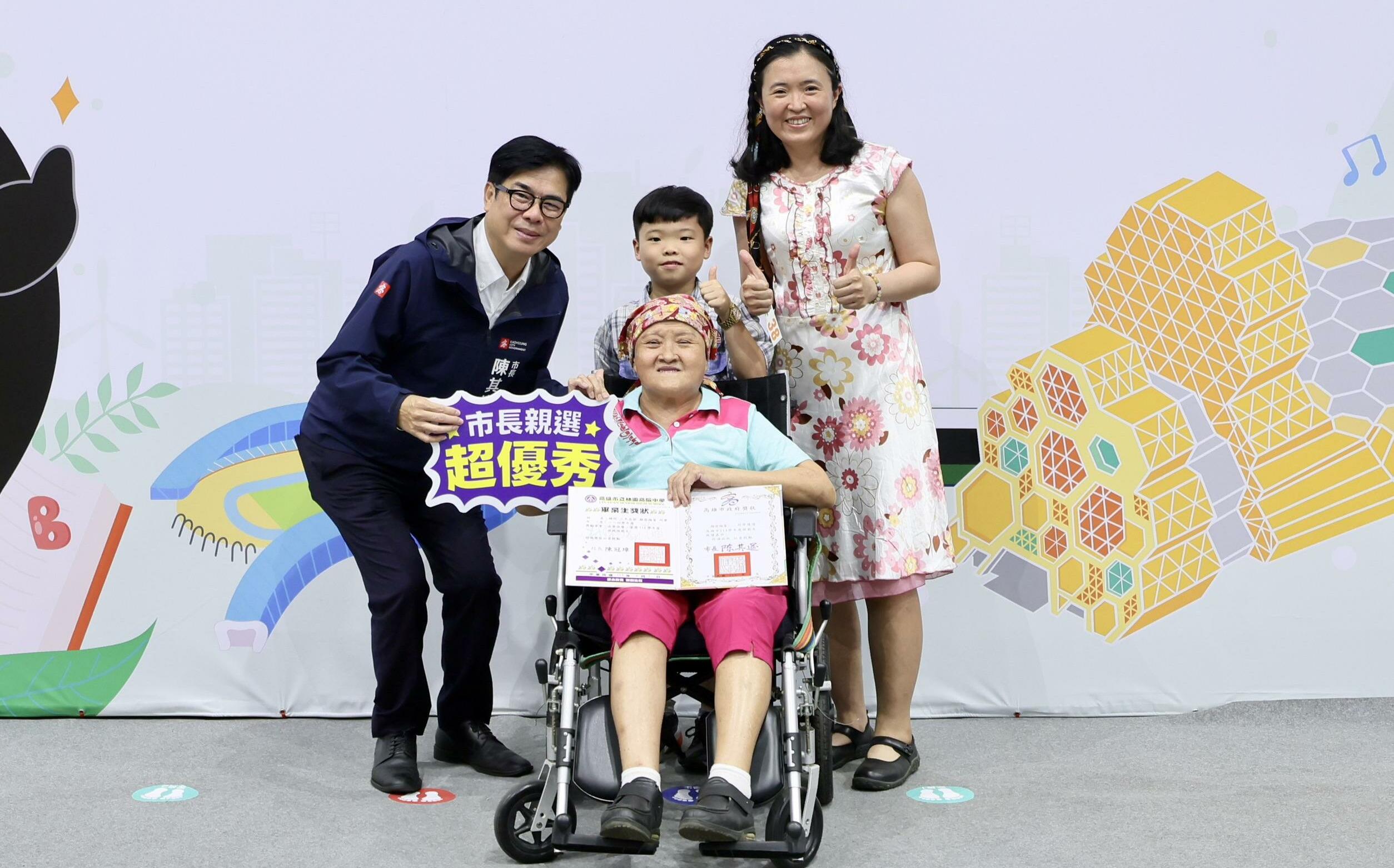67歲抗癌阿嬤成模範生!市長陳其邁與畢業生合影 見證學子勇敢逐夢
