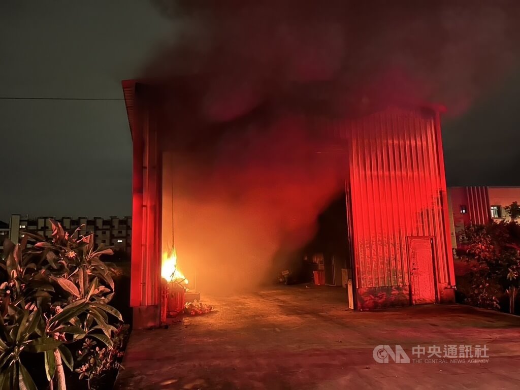 桃園大園鐵皮工廠晚間火警 1員工燙傷送醫