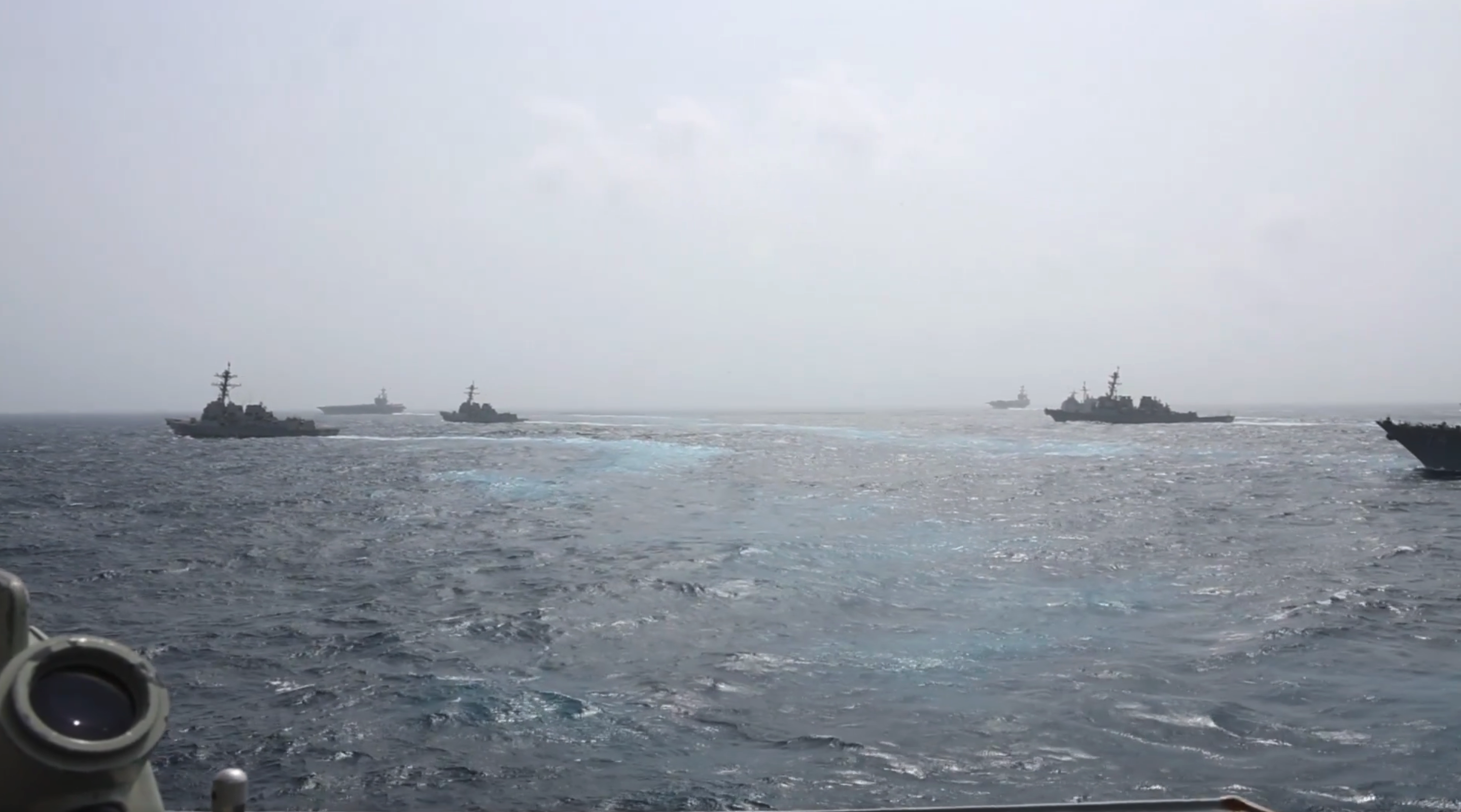  美軍正在荷姆茲海峽部署大量軍艦。 圖：翻攝自@CENTCOM Ｘ 