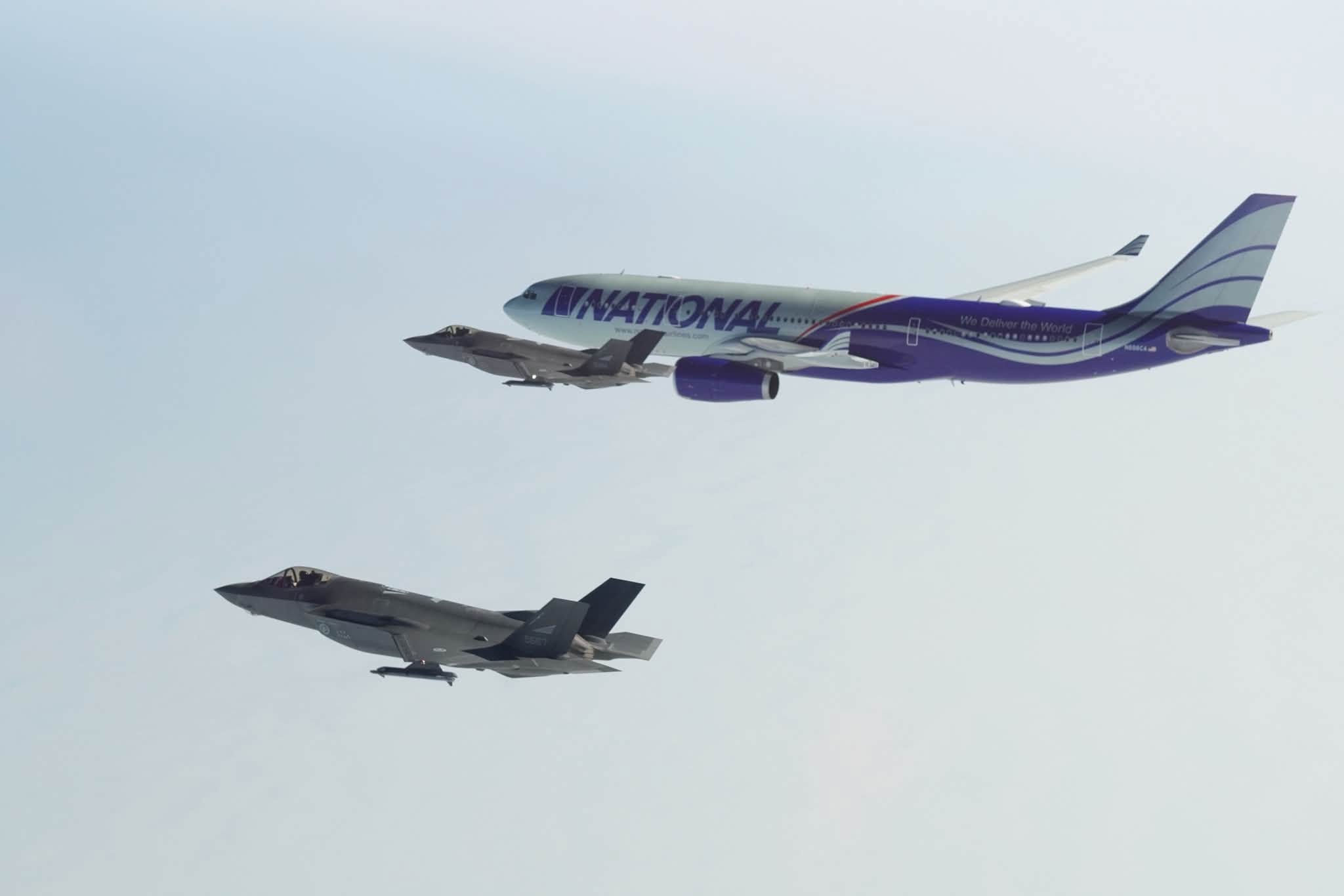  挪威皇家空軍也派遣三架Ｆ-35戰機護送世足挪威隊返國班機。 圖：翻攝自ForsvaretFB 