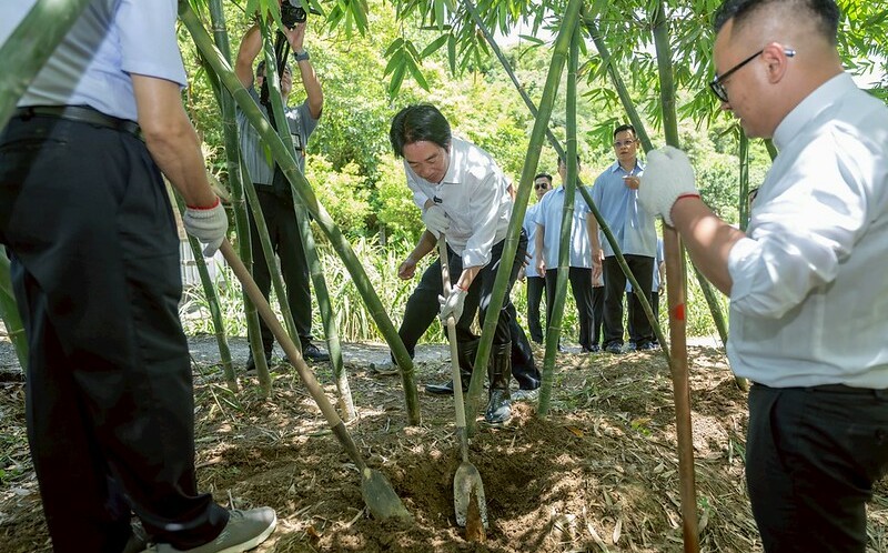 體驗挖竹筍 賴清德:老農津貼7月起每月可領1萬元