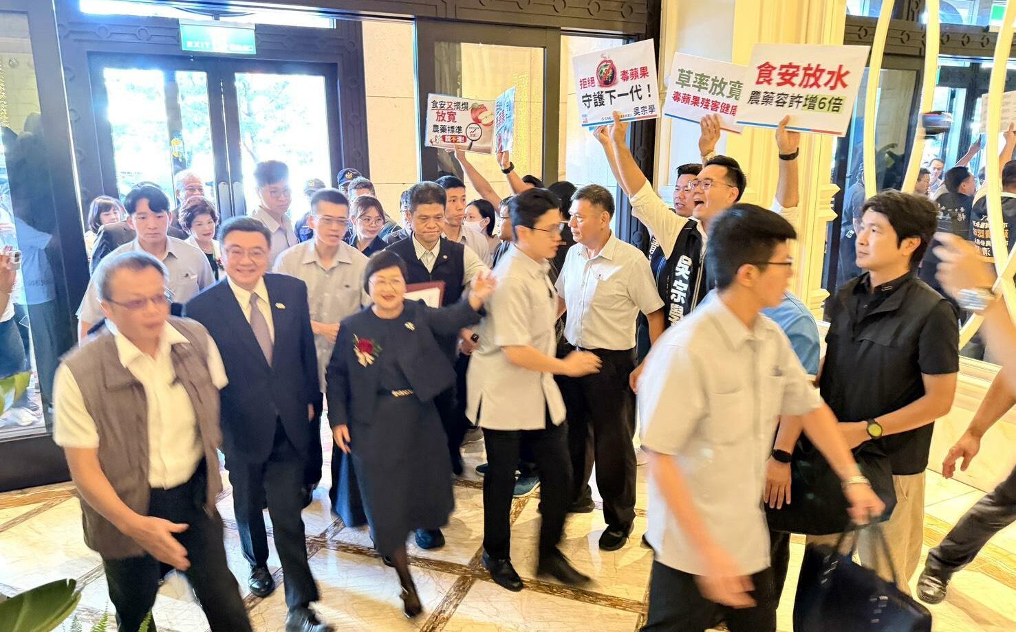 (影)卓榮泰出席活動 遭盧秀燕昔幕僚率眾嗆:食安放水毒害下一代