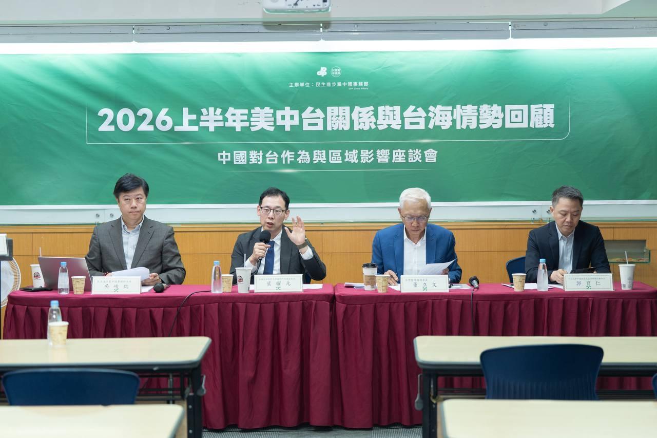 郭育仁（右一）說，美國要在第一島鏈聯合盟友建立一支「能夠在任何時候阻止中國侵略與侵犯台灣」的軍事力量。 圖：民進黨提供 