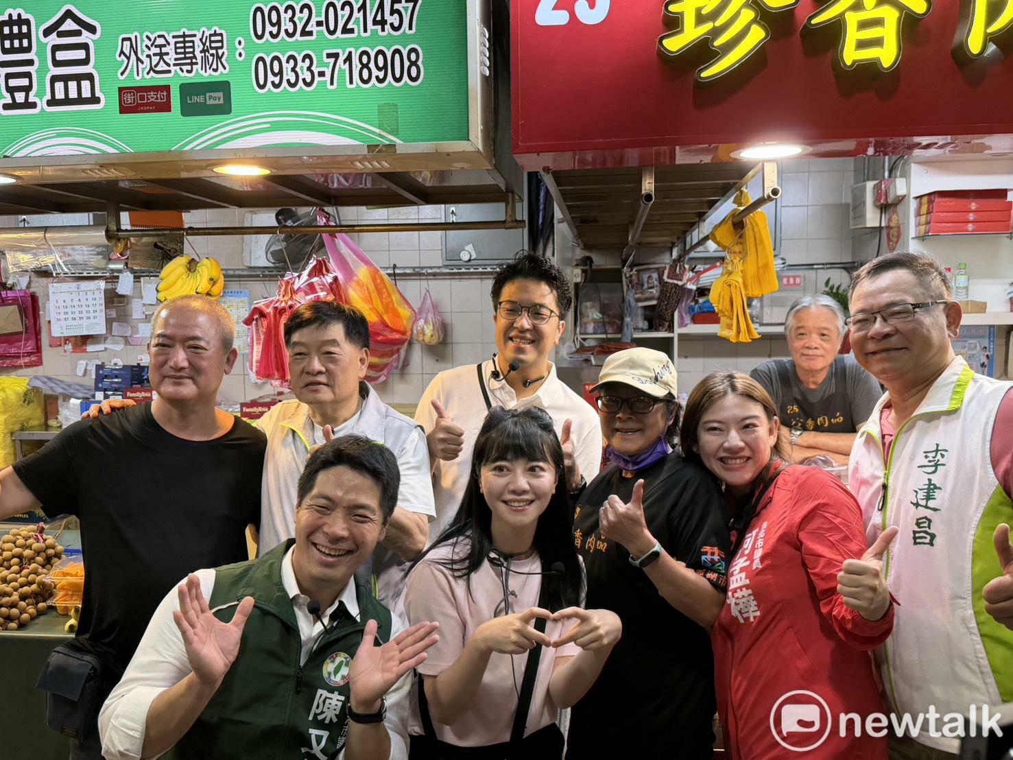  沈伯洋與議員參選人到西湖市場拜票。 圖：高逸帆／攝 