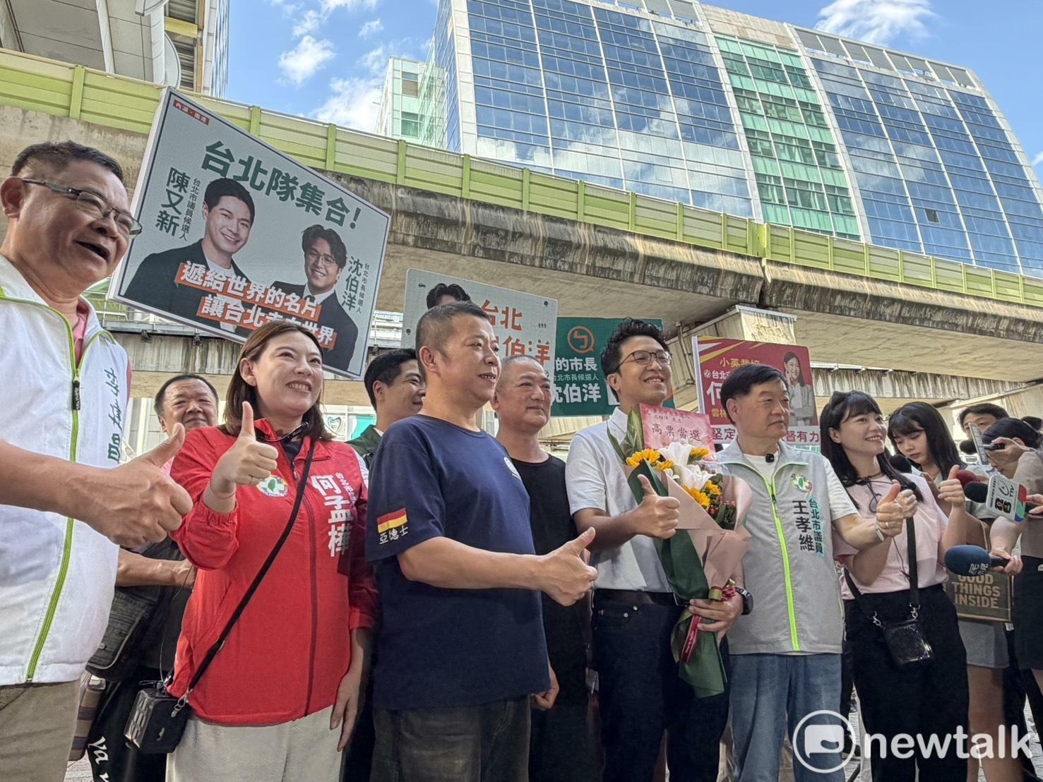  沈伯洋到西湖市場拜票。 圖：高逸帆／攝 