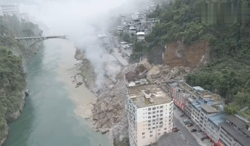  中國重慶市彭水苗族土家族自治縣17日傳出山體崩塌，下方有多棟民宅遭巨石土方掩埋，還有部分房屋被推入烏江。 圖：截取「X」@SoundOfHope_SOH 