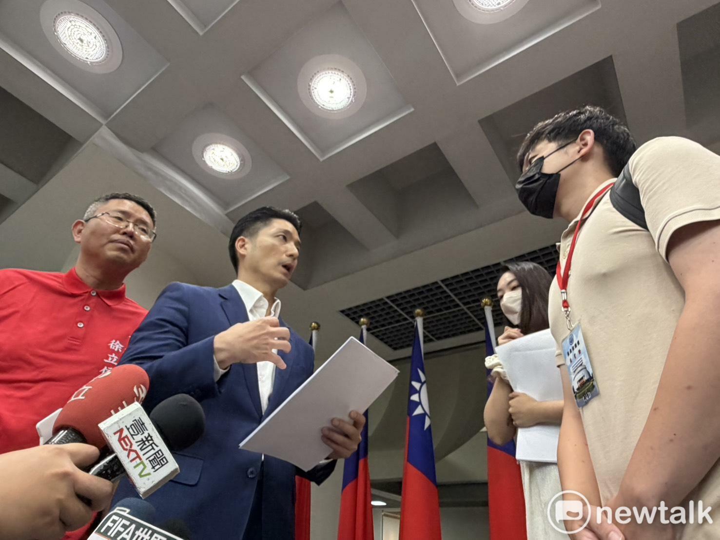  蔣萬安收下陳情書，並表達不捨。 圖：高逸帆／攝 