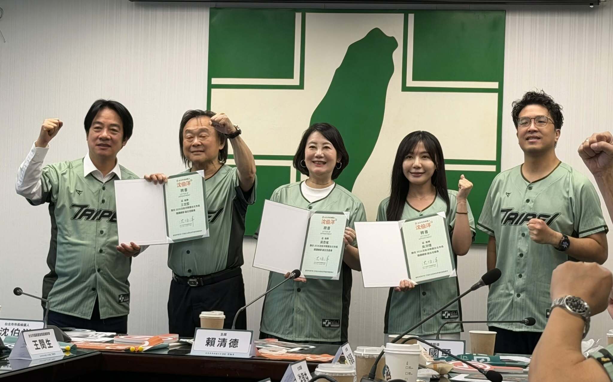 王世堅拉小提琴、沈伯洋吹黑管!她笑喊:競總可組樂團開音樂會