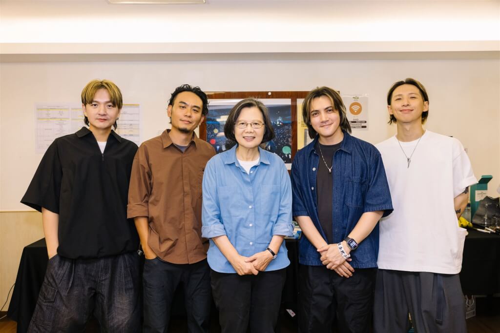滅火器首度唱進台北小巨蛋 蔡英文到場支持