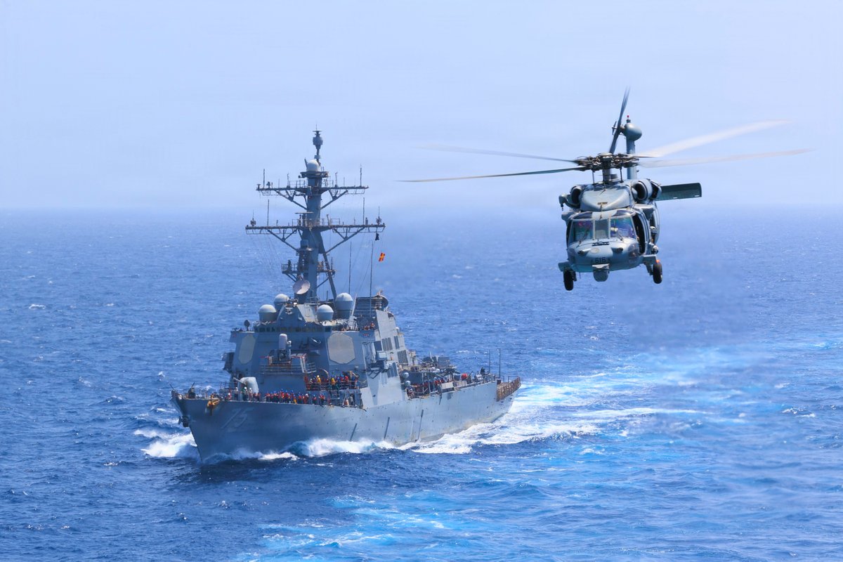  美國海軍神盾驅逐艦「唐納德·庫克號」（USS Donald Cook, DDG 75）目前正部署於阿拉伯海（Arabian Sea），並配合 MH-60S 海鷹直升機進行海上執勤。 圖/取自X平台U.S. Central Command @CENTCOM 
