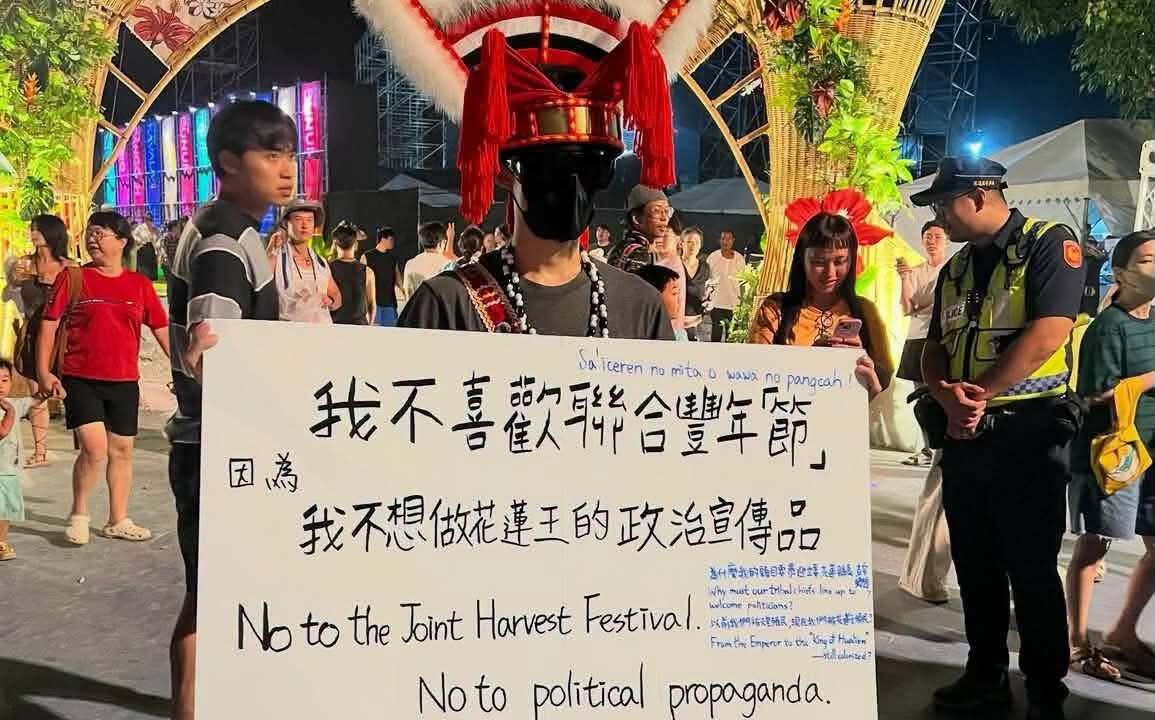 男舉「不做花蓮王宣傳品」標語遭警架離 張峻:執法應符合比例原則