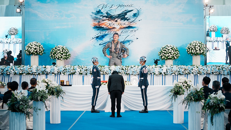 賴清德前往花蓮頒贈褒揚令予空軍第五戰術混合聯隊第二十七戰術戰鬥機作戰隊少校戰鬥機飛行官辛柏毅。 圖：總統府提供 