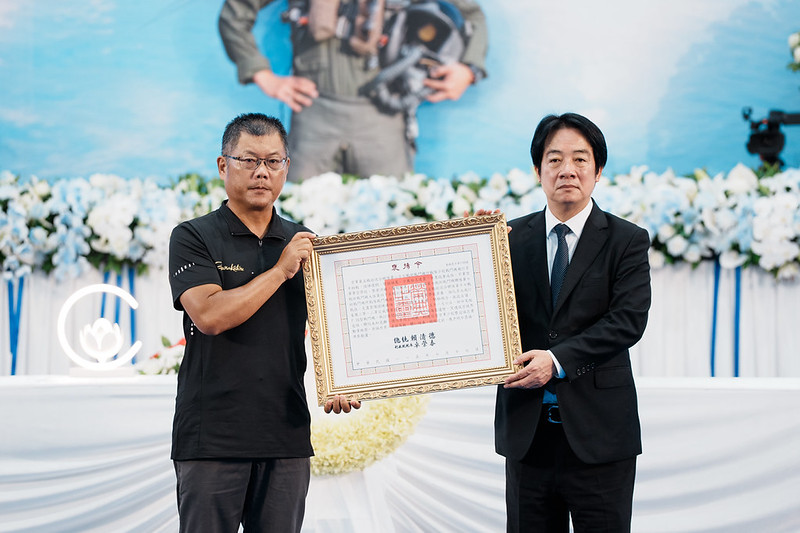  賴清德頒贈褒揚令，由辛柏毅少校父親辛進裕先生代表接受。 圖：總統府提供 